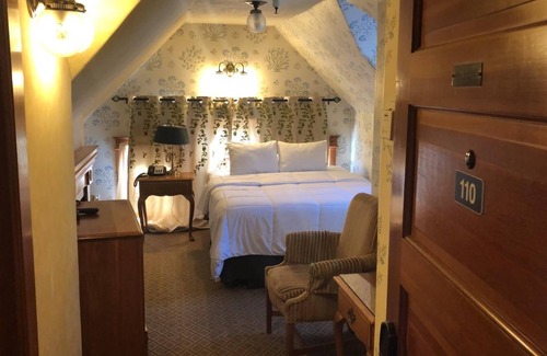 Pacific Grove Hotel | BLOCKS FROM OCEAN -COZY QUEEN-A GETAWAY FOR TWO