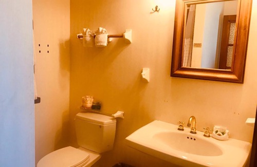 Pacific Grove Hotel | Blocks from Ocean - KING BEDROOM SUITE