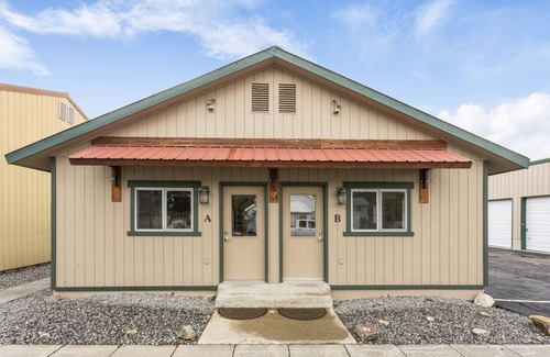 West Yellowstone Apartment | Blocks from the National Park- Yellowstone Hideaway Unit B