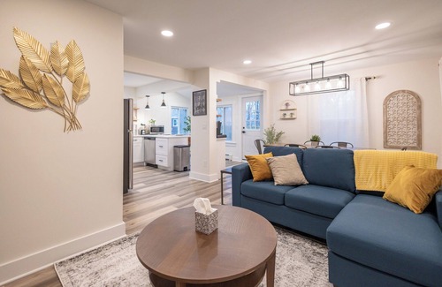 Bloomfield Apartment | Bloomfield 3 Bed, 1 Bath. Walk 2 train to NYC, Laundry-In Unit, Pets OK, Parking