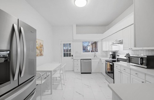Bloomfield House | Bloomfield/Shadyside @J Bright and Cozy Private Bedroom with Shared Bathroom