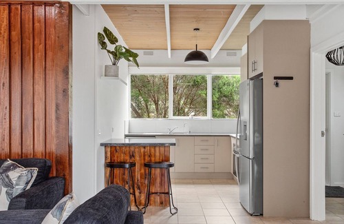 Ventnor House | Bloomfield Vistas - 1 minute walk to the beach