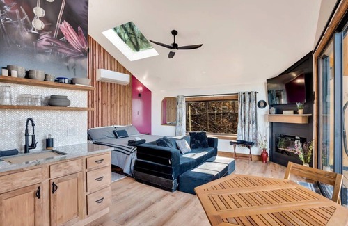 Wildwood House | Blooming Redbud Treehouse with private hot tub!