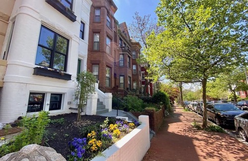 Truxton Circle Apartment | Bloomingdale Beauty - Sleeps 4 in Style!