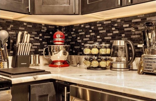 Bloomingdale Apartment | Bloomingdale Blues Speakeasy w Free Parking! in Northwest DC