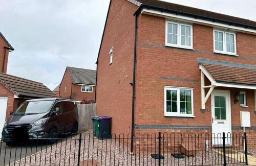 Shrewsbury House | BLOSSOM LODGE - Spacious 3 Bed Property with Large Garden Space