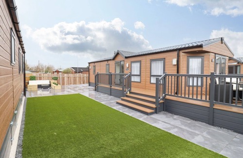 Evesham Cottage | BLOSSOM VALE LODGE, pet friendly, with a garden in Evesham