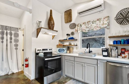 Blowing Rock Cottage | Blowing Rock Clementine Cottage at Doe Creek - Hot Tub, Pond, Acres to Explore!