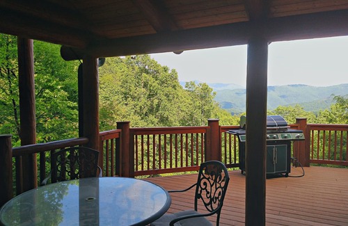 Apple Ridge Cabin | Blowing Rock Fabulous Log Cabin with Great Views. Upscale newer large home