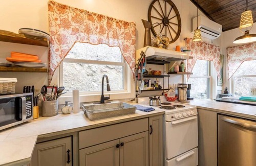 Blowing Rock Cottage | Blowing Rock Sarah Janes Cottage at Doe Creek, Hot Tub, Pond, Acres to Explore!