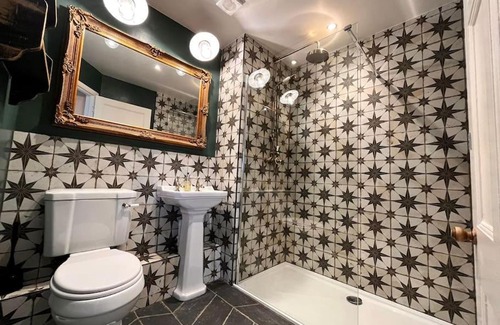 Blue Anchor Apartment | Blue Anchor House - Seaview, Hot Tub Apartments