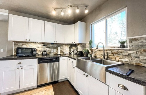 Colorado Springs House | Blue Barn West Side Getaway mins to center, trails