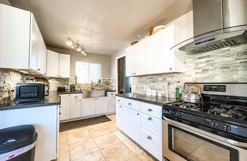 Colorado Springs House | Blue Barn West Side Getaway mins to center, trails