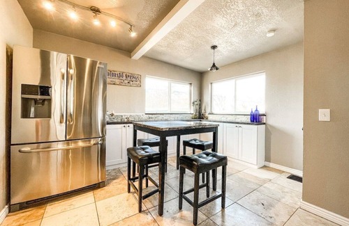 Colorado Springs House | Blue Barn West Side Getaway mins to center, trails