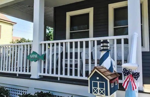 Pipes Cove House | Blue Bay Dream w/Seasonal Outdoor Jacuzzi, Cabana + Office