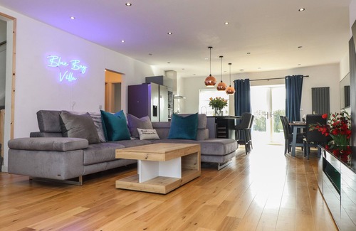 Trearddur Bay Cottage | BLUE BAY VILLA, pet friendly, with hot tub in Trearddur Bay