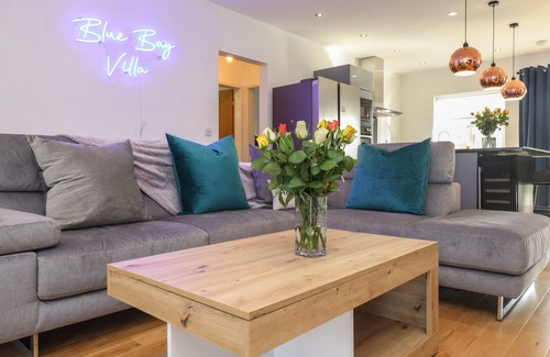 Trearddur Bay Cottage | BLUE BAY VILLA, pet friendly, with hot tub in Trearddur Bay