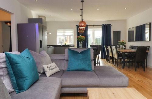 Trearddur Bay Cottage | BLUE BAY VILLA, pet friendly, with hot tub in Trearddur Bay