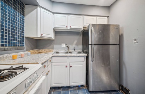 Cleveland House | Blue Bayou - 3 bedroom 1.5 bath in South Cleveland: king bed up to 8 guests