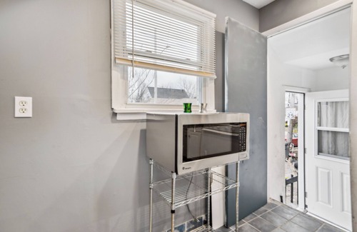 Cleveland House | Blue Bayou - 3 bedroom 1.5 bath in South Cleveland: king bed up to 8 guests