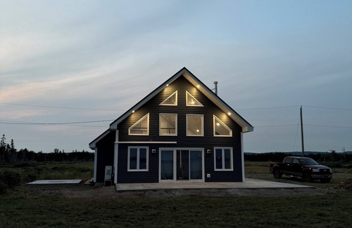 Amherst House | Blue Beach House by the Bay. Waterfront with pool table and fast wifi.