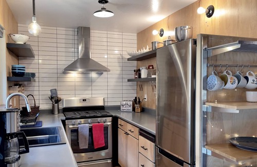 Pioneer Trail House | Blue Bear Cabin - EV Charger + Family Friendly!