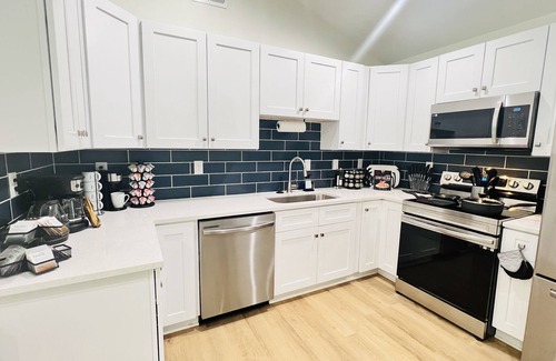 Gastonia House | "Blue Belle"-A Magestic Modern Retreat w/King Bed