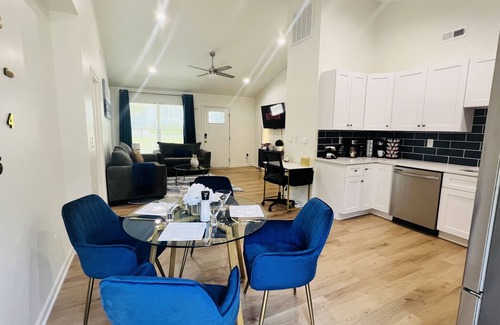 Gastonia House | "Blue Belle"-A Magestic Modern Retreat w/King Bed