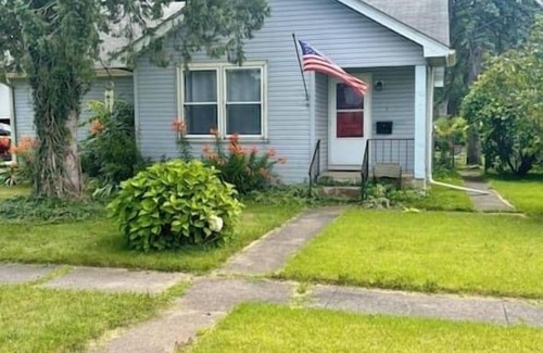 Wheeler House | Blue Birdhouse - No Cleaning Fee - Pet Friendly - Dunes National Park