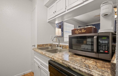 Brentwood Apartment | Blue Brentwood Suite! | Great for ACL, F1, More!