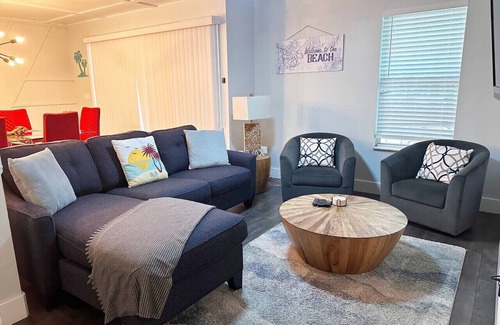St. Augustine House | Blue Bungalow-5 min drive to downtown-pet friendly