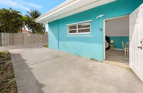 South Lake House | Blue Coral Studio – Cozy, modern, and beach-close. perfect for solo travelers or couples