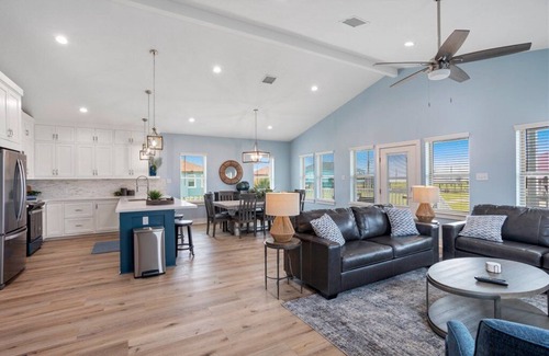 Hackberry House | Blue Crab at the Water