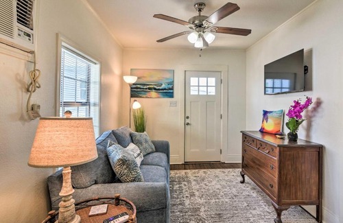 San Jacinto House | Blue Dolphin Cottage Walk to Galveston Seawall!