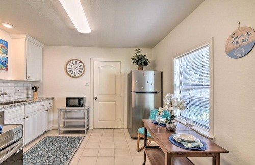 San Jacinto House | Blue Dolphin Cottage Walk to Galveston Seawall!