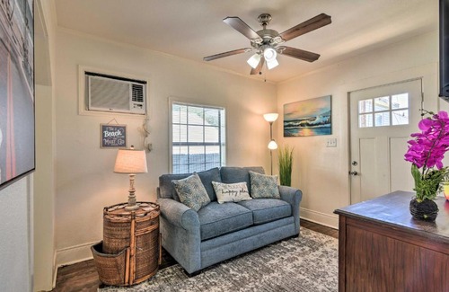 San Jacinto House | Blue Dolphin Cottage Walk to Galveston Seawall!