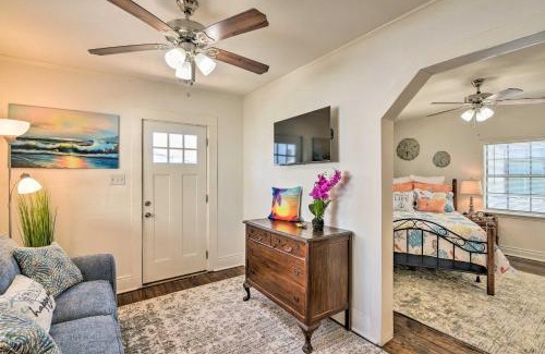 San Jacinto House | Blue Dolphin Cottage Walk to Galveston Seawall!