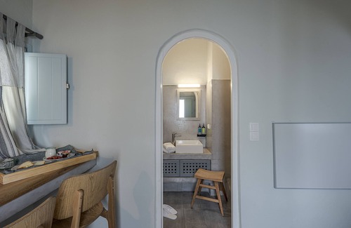 Firostefani Hotel | Blue Dolphins Apartments & Suites