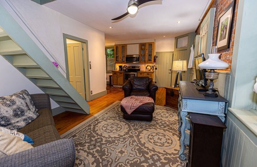 Alma Apartment | Blue Door Inn- Entire Building