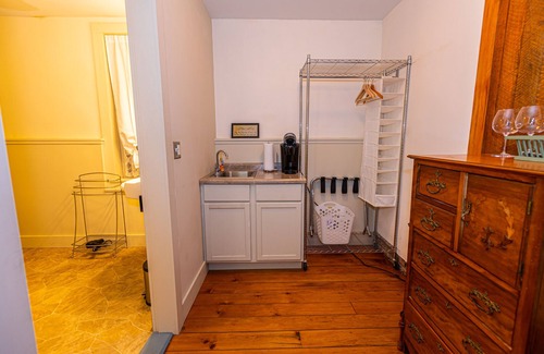 Alma Apartment | Blue Door Inn- Entire Building