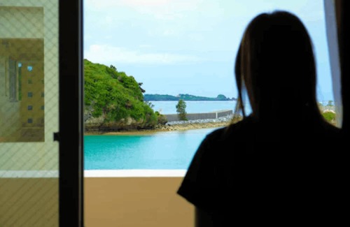 Maeganeku Apartment | Blue Entrance