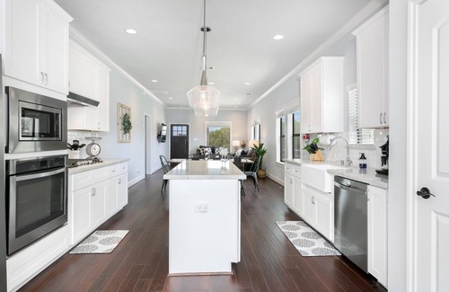 Fredericksburg House | Blue Eyes | 2/2, Pool, Pet Friendly w/fee, Full Kitchen, Washer/Dryer,Pool & Heated Spa