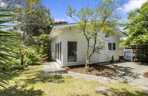 Waikanae House | Blue Gate Cottage - Waikanae Beach Holiday Home