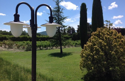Mallemort Cottage | Blue gite in Provence under century-old plane trees at the foot of the Luberon.