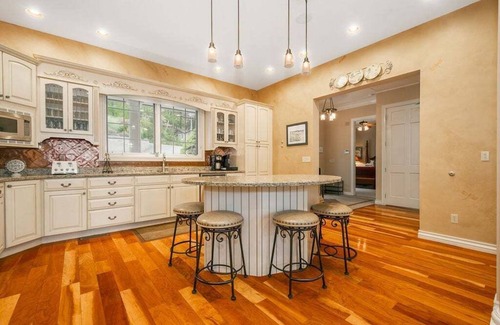 McHenry House | Blue Haven- 5 bedroom Lakefront home