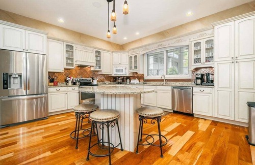 McHenry House | Blue Haven- 5 bedroom Lakefront home