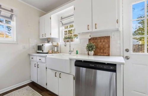 Rosewood House | Blue Haven of Rosewood | 3BR | Recently Renovated!