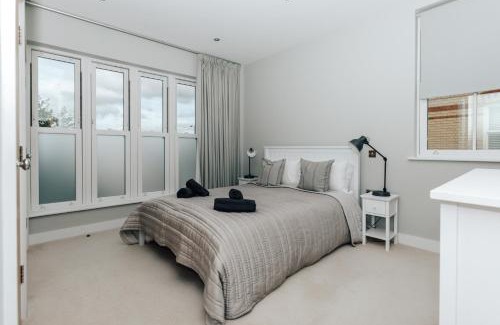 Henley-on-Thames Apartment | Blue Heron - 2 Bedroom Apt with 2 parking spaces