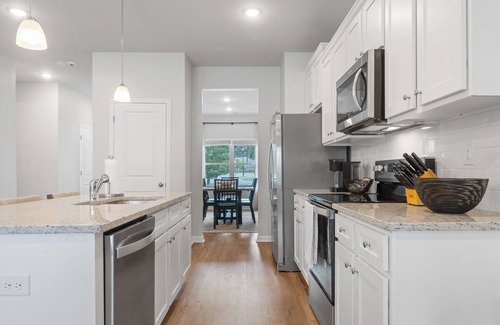 Lake Oconee House | Blue Heron Escape-Sleeps 7, PRIME location, Shuffleboard, Paddleboards + Pool!