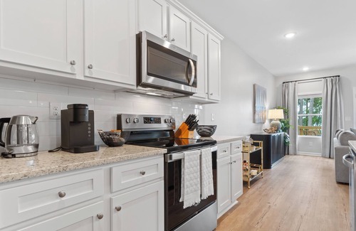 Lake Oconee House | Blue Heron Escape-Sleeps 7, PRIME location, Shuffleboard, Paddleboards + Pool!